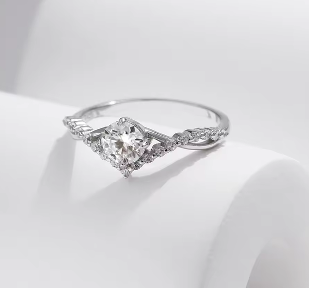Round Ring in S925 Sterling Silver